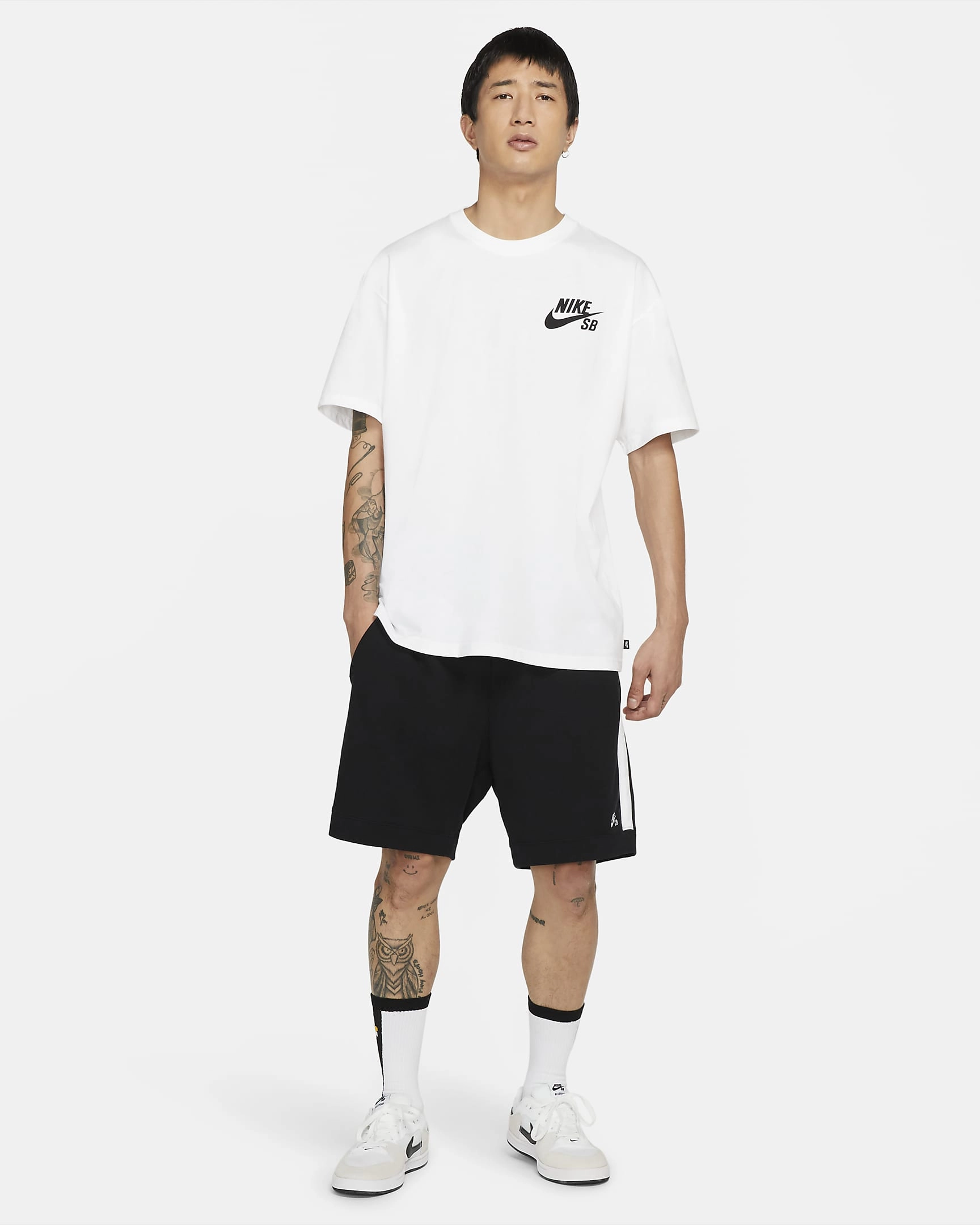 Nike SB Logo Tee: L'esprit skate, le style Nike. Fraîcheur urbaine, confort garanti.